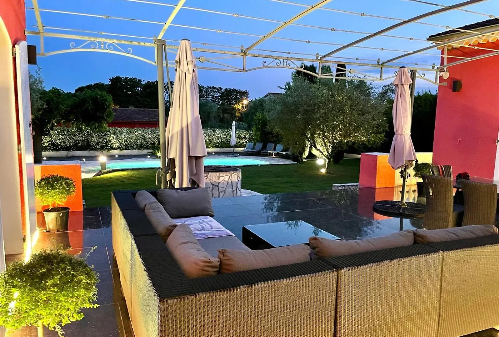 Spacieuse Villa Avec Piscine Μουζέν